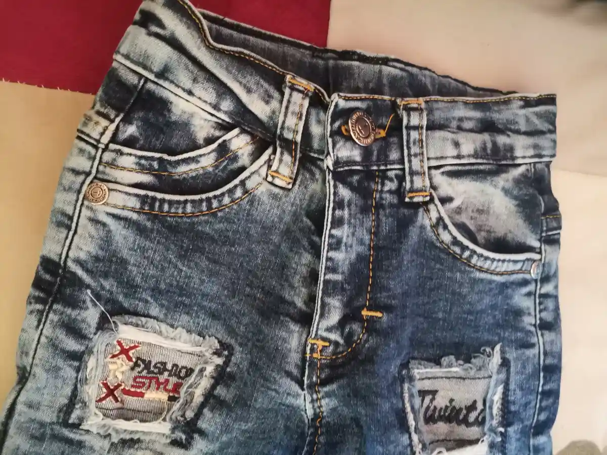 Yırtık detaylı mavi kot pantolon