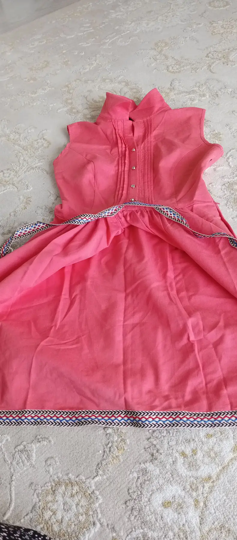 Pembe düğmeli elbise