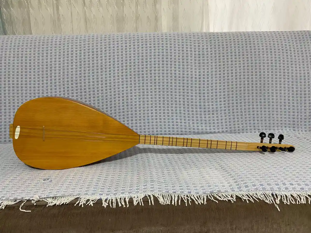 Ahşap bağlama - geleneksel müzik aleti