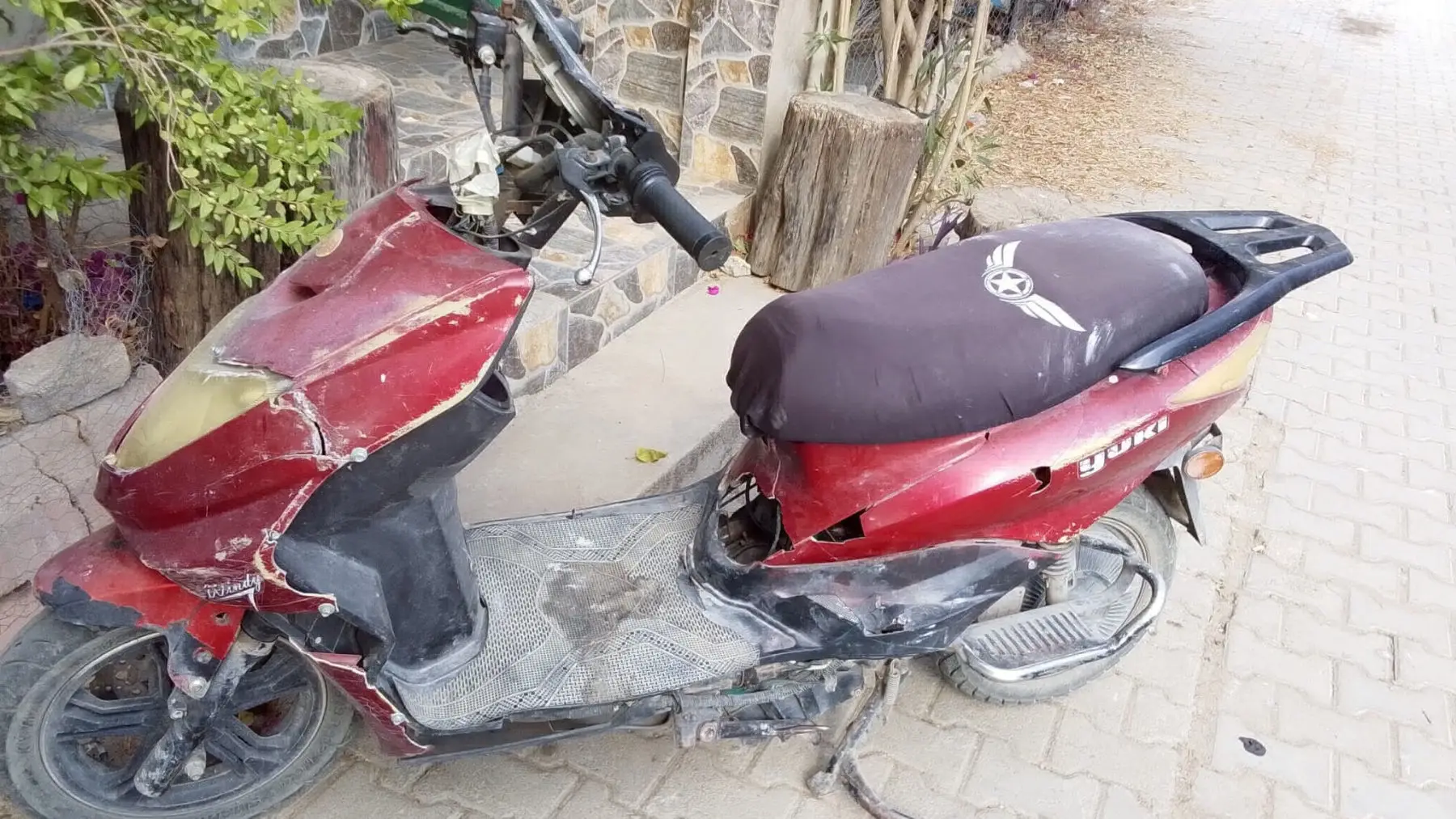 Kırmızı elektrikli scooter