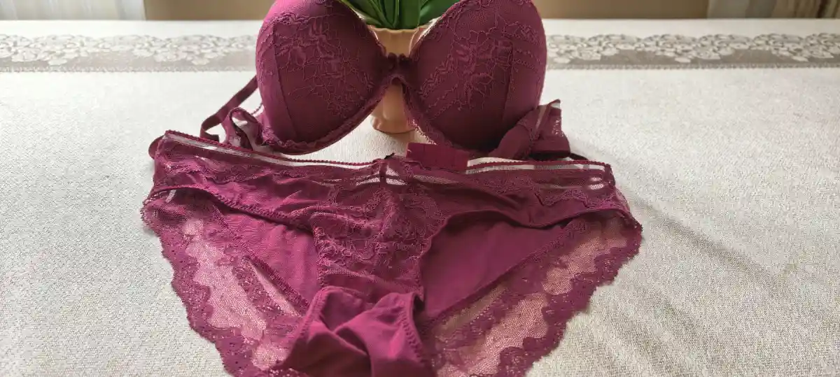 Suwen‘in dantel detaylı i̇ç takımı