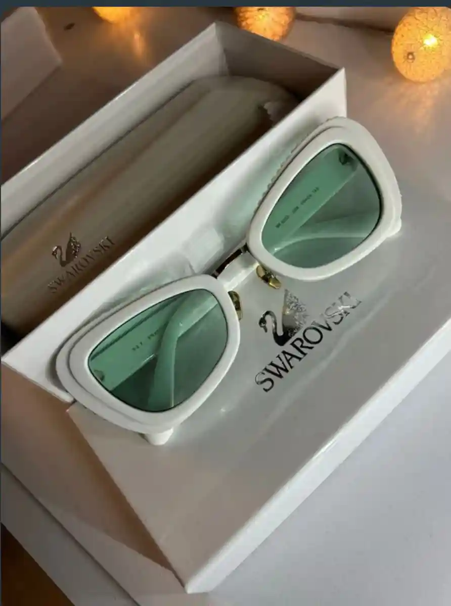 Beyaz çerçeveli swarovski gözlük ilan görseli
