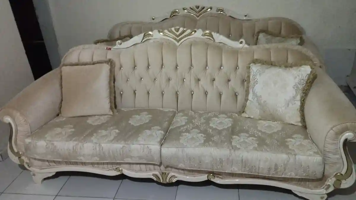 Klasik tasarımlı bej renk koltuk