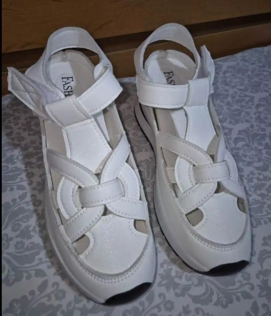 Beyaz kadın sandalet