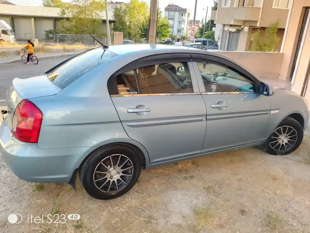 Mavi renkli sedan otomobil ilan görseli