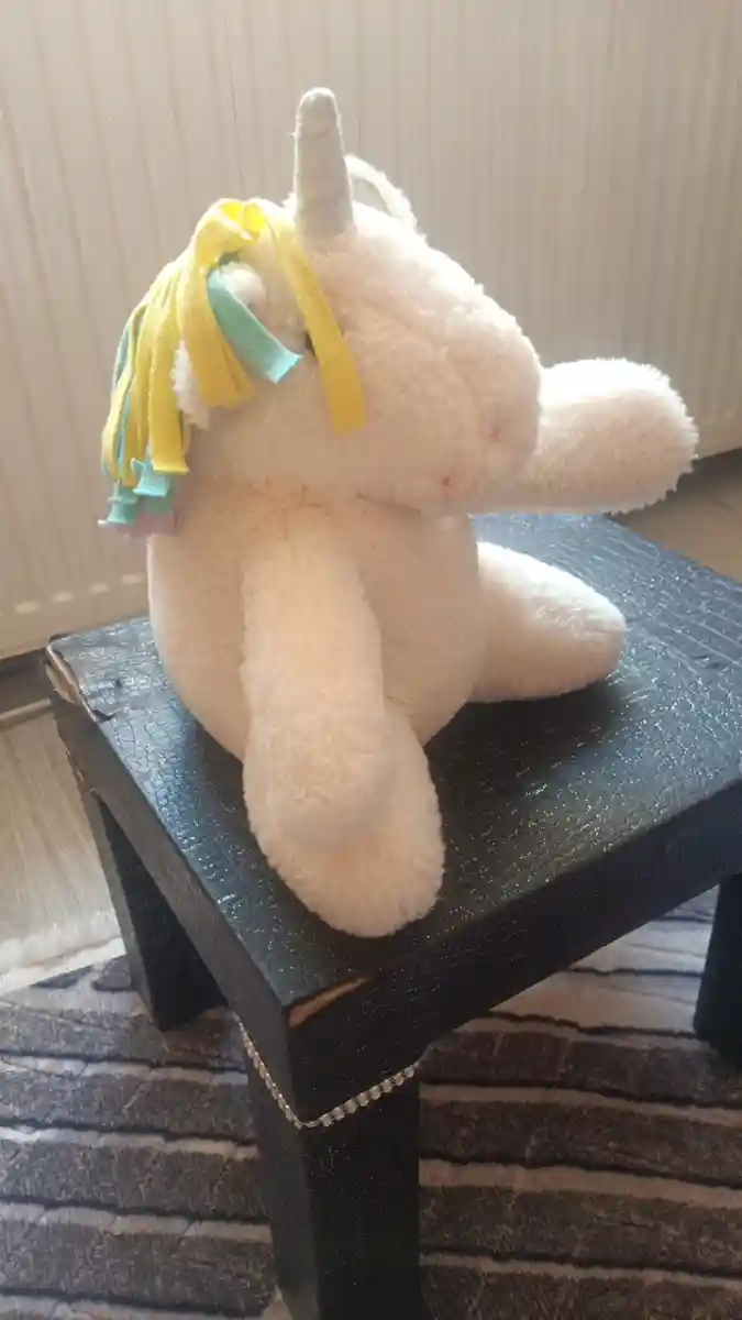 Renkli saçlı peluş tek boynuzlu at