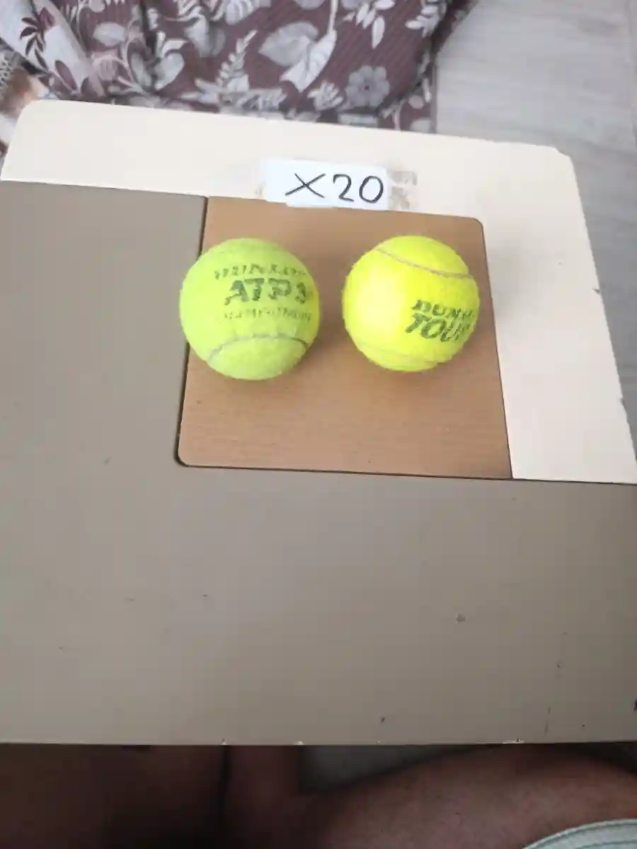 İki adet tenis topu