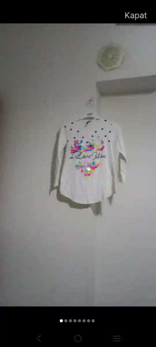 Renkli desenli beyaz tişört