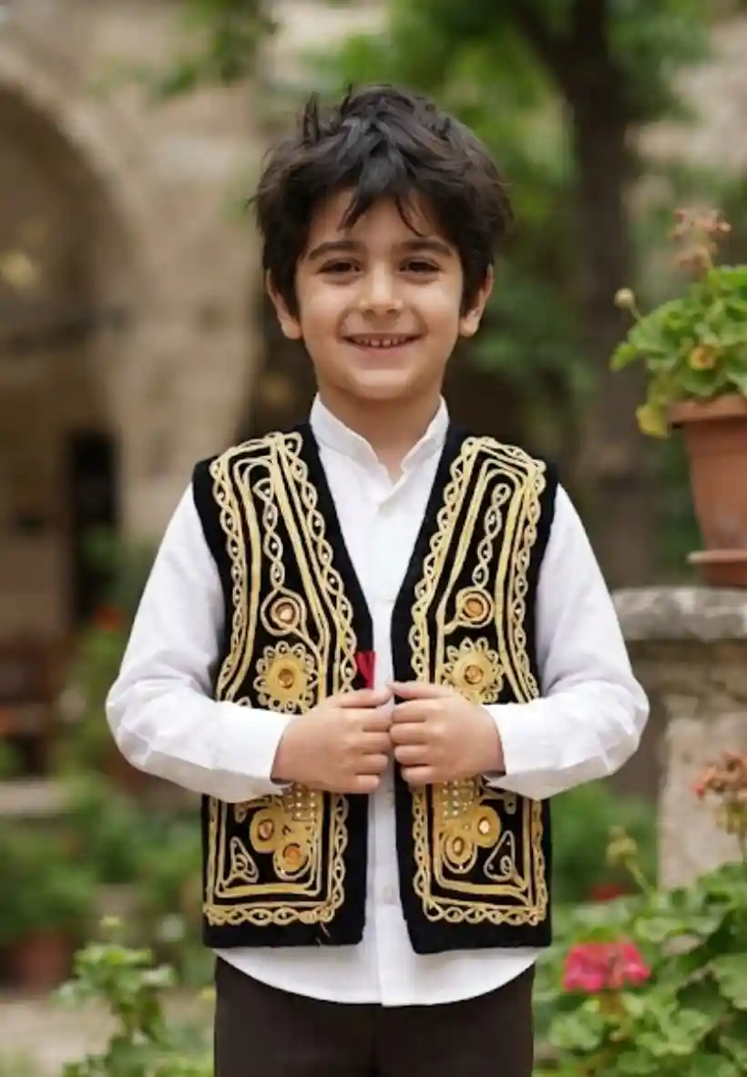 Geleneksel desenli çocuk yeleği ilan görseli