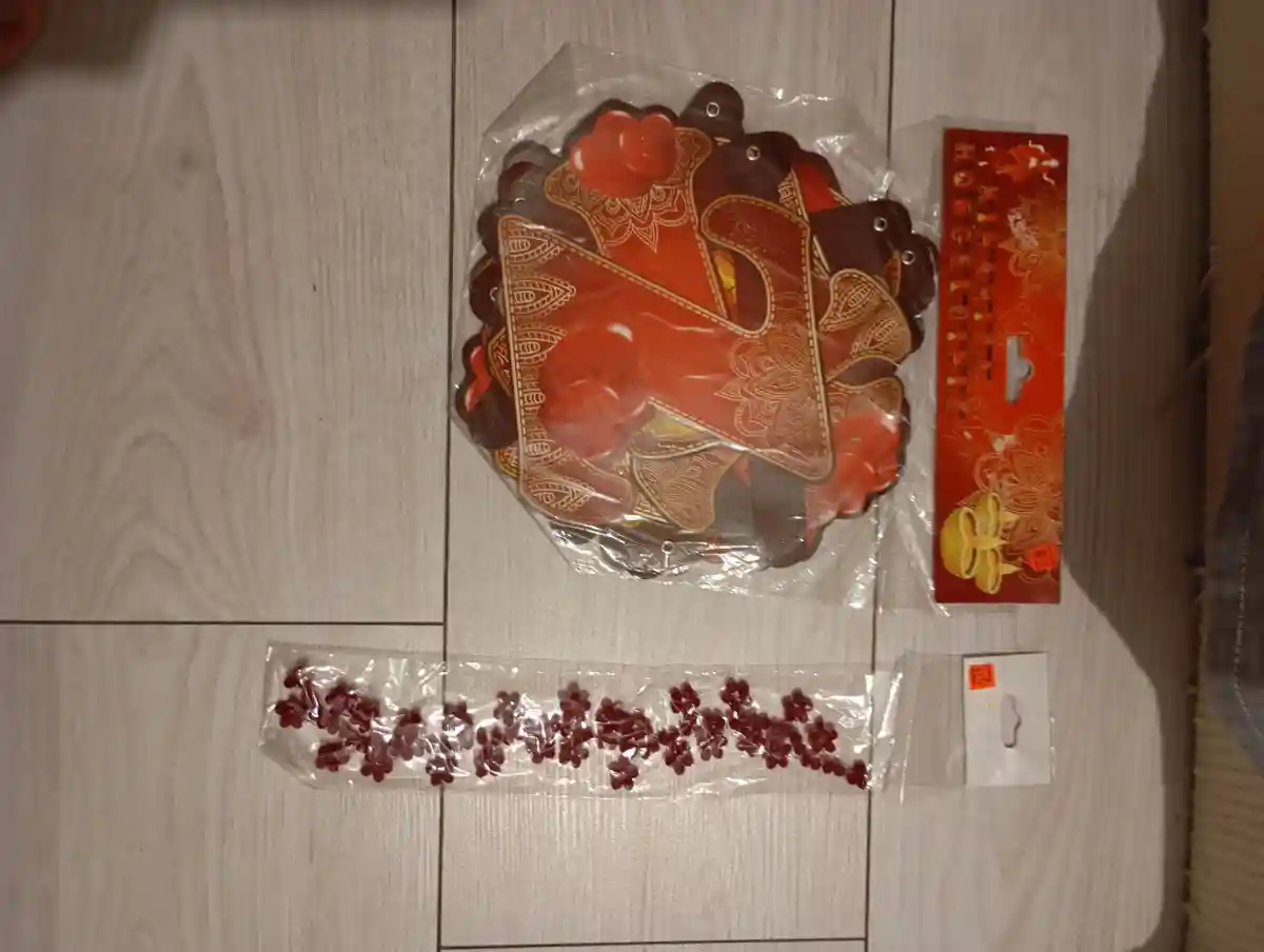 Kırmızı dekoratif süs seti ve saç aksesuarı