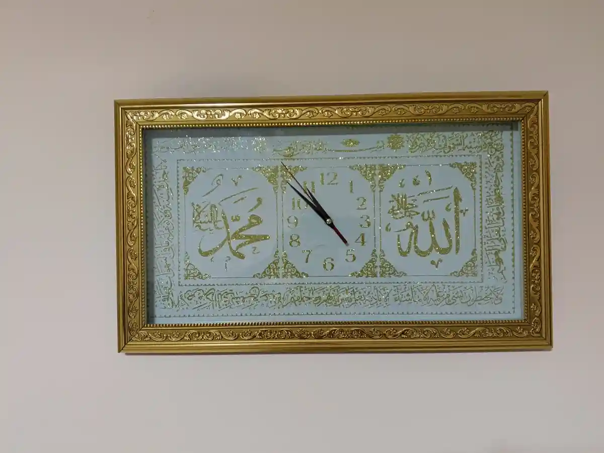 Altın çerçeveli dekoratif duvar saati