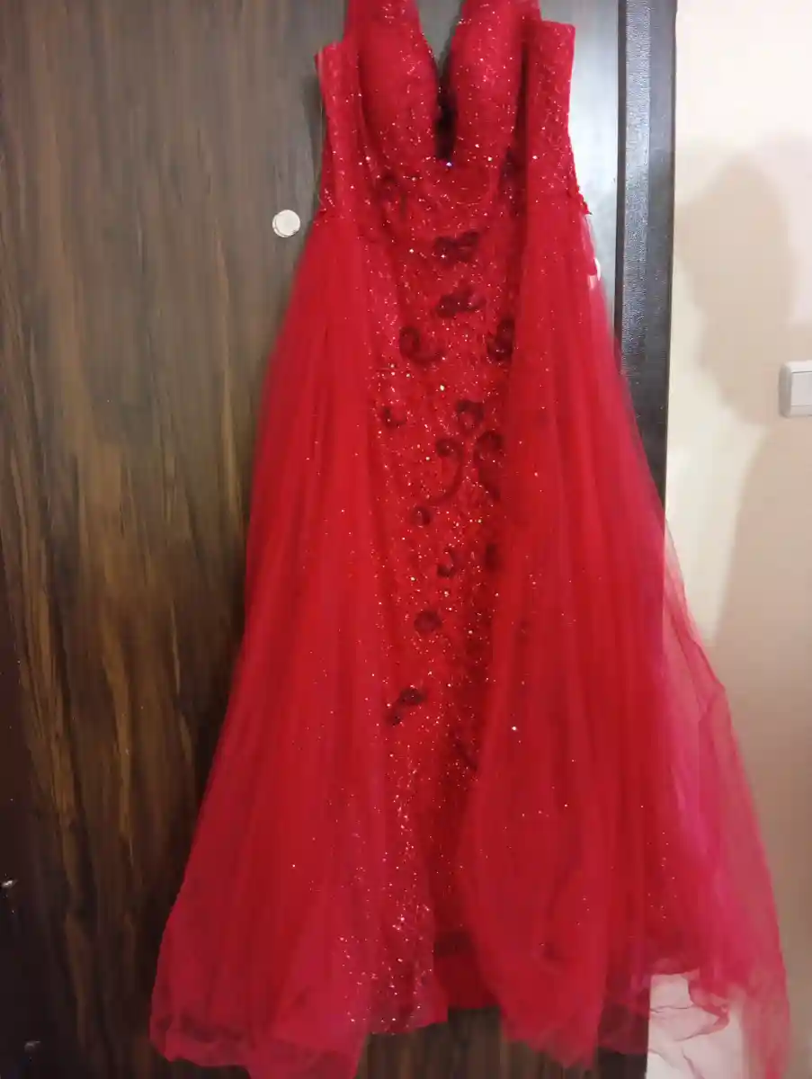 Kırmızı abiye elbise