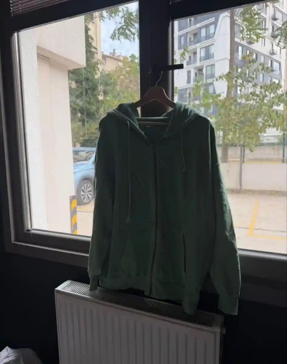 Yeşil kapüşonlu sweatshirt