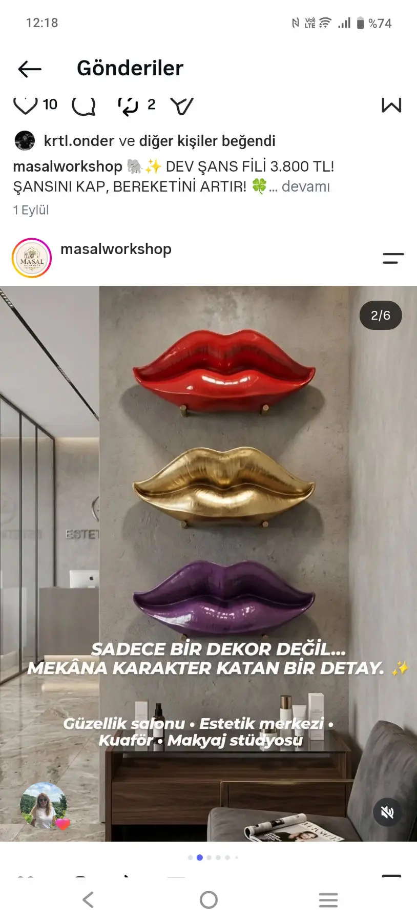 Renkli dudak şeklinde duvar dekoru
