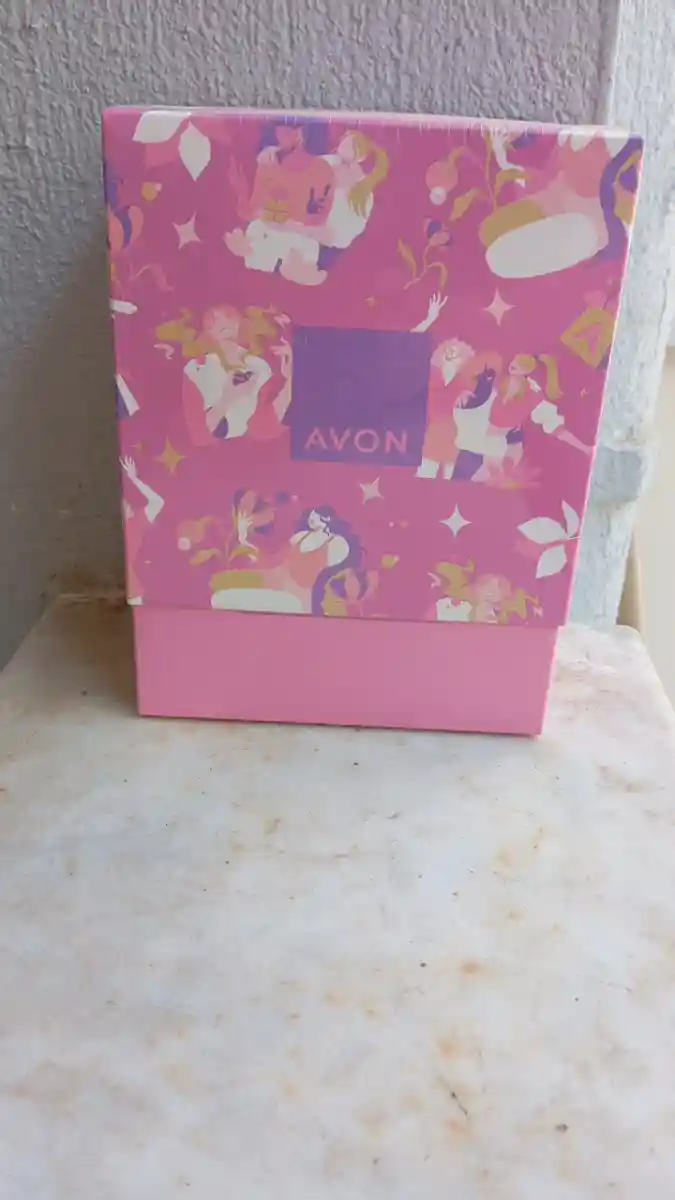 Renkli avon parfüm kutusu ve parfüm seti