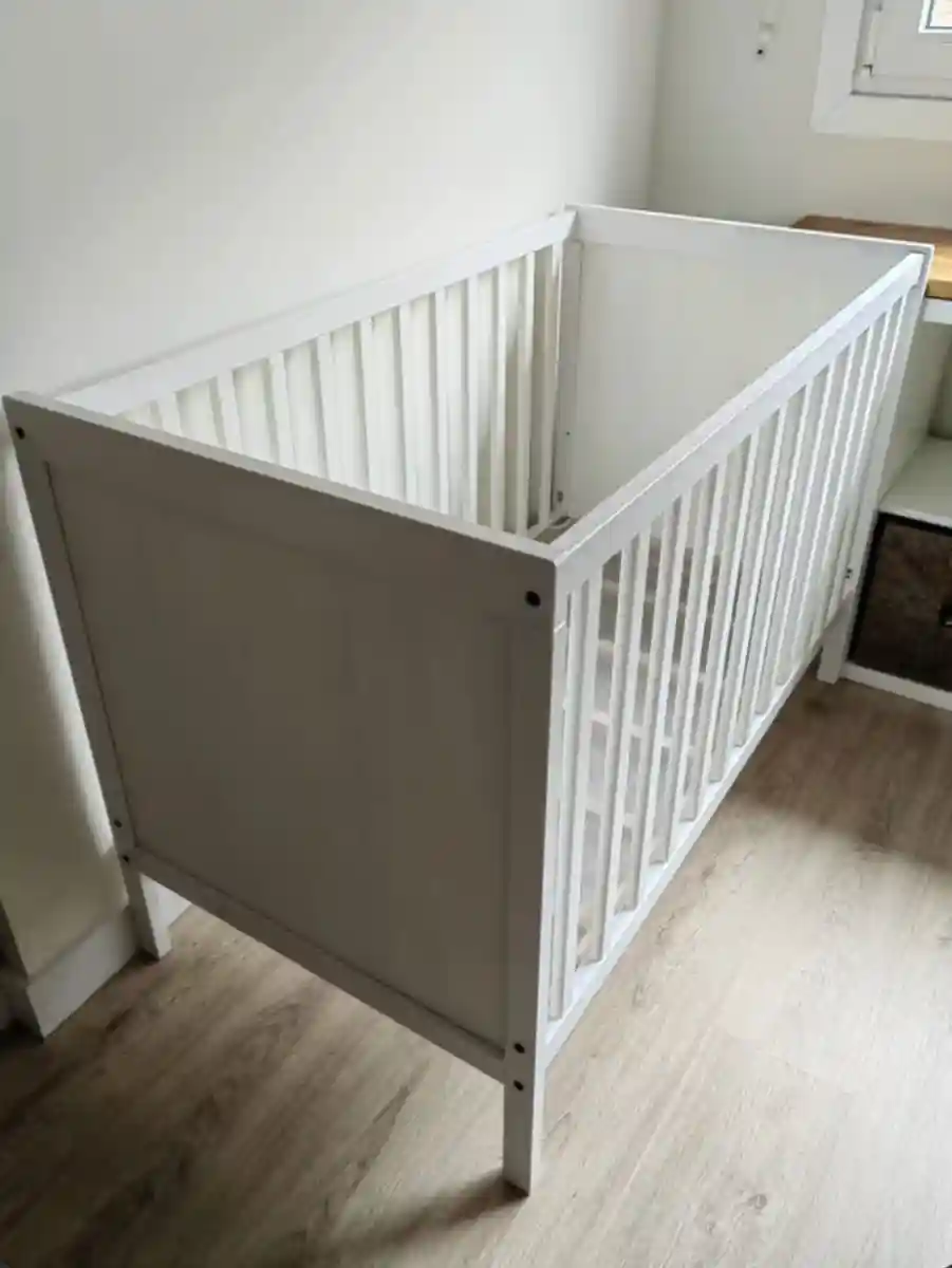 Beyaz ahşap bebek beşiği