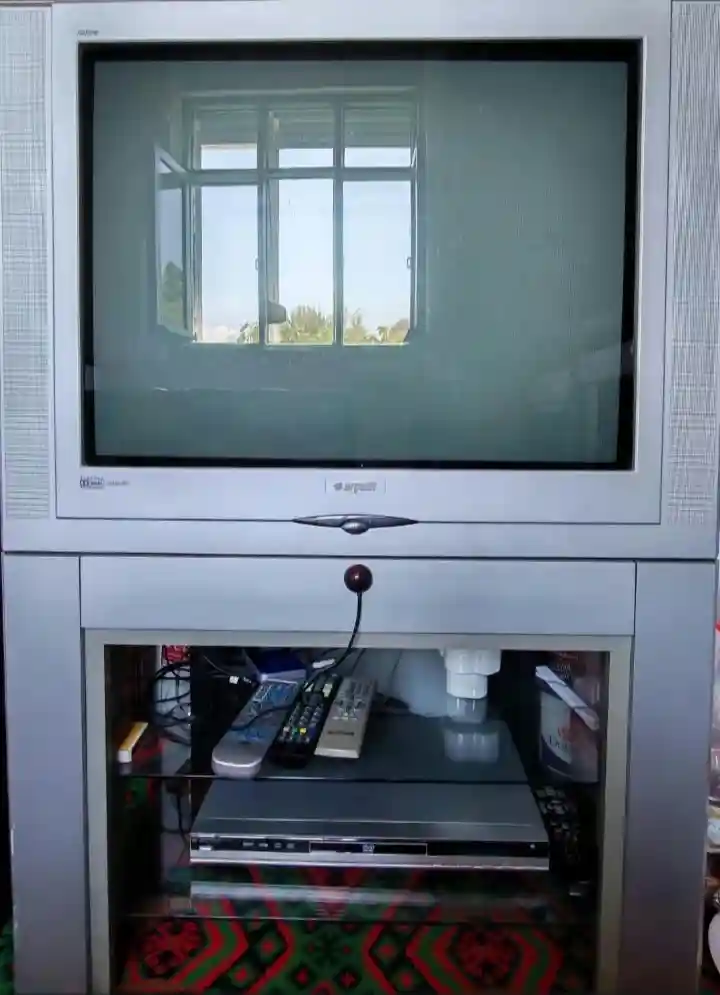 Gümüş renk televizyon ve tv ünitesi