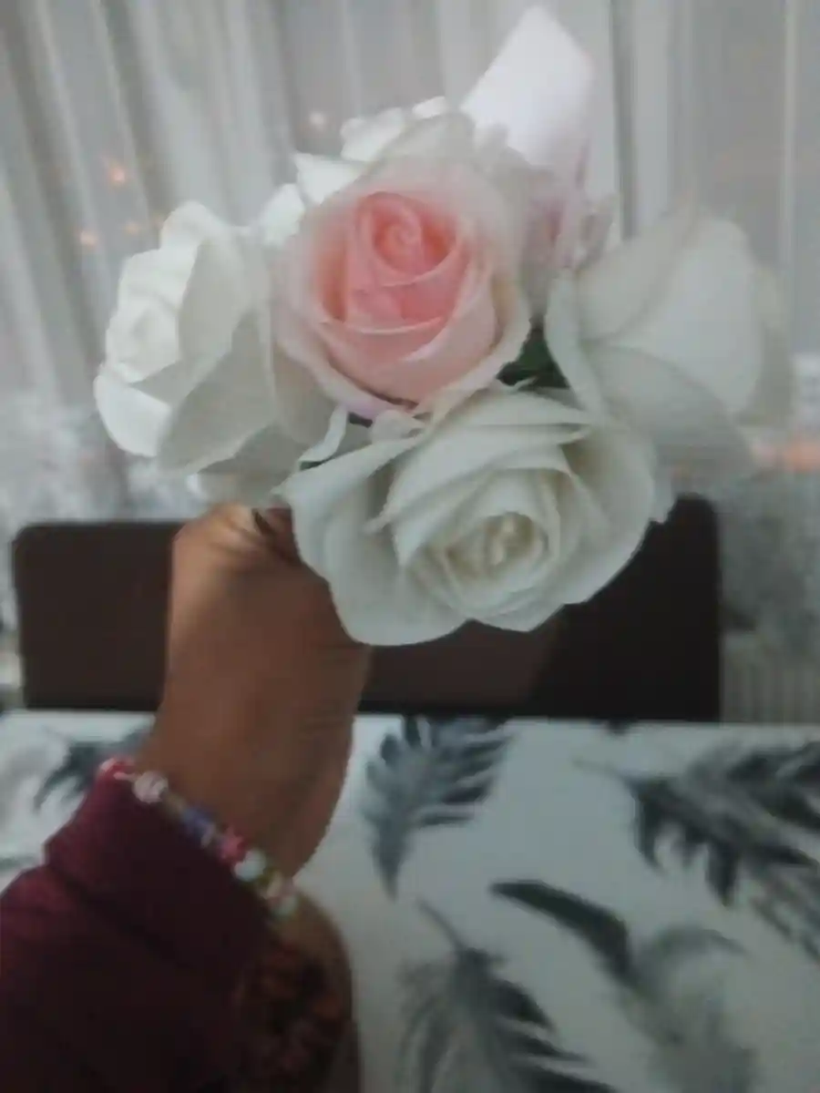 Dekoratif beyaz ve pembe çiçek buketi