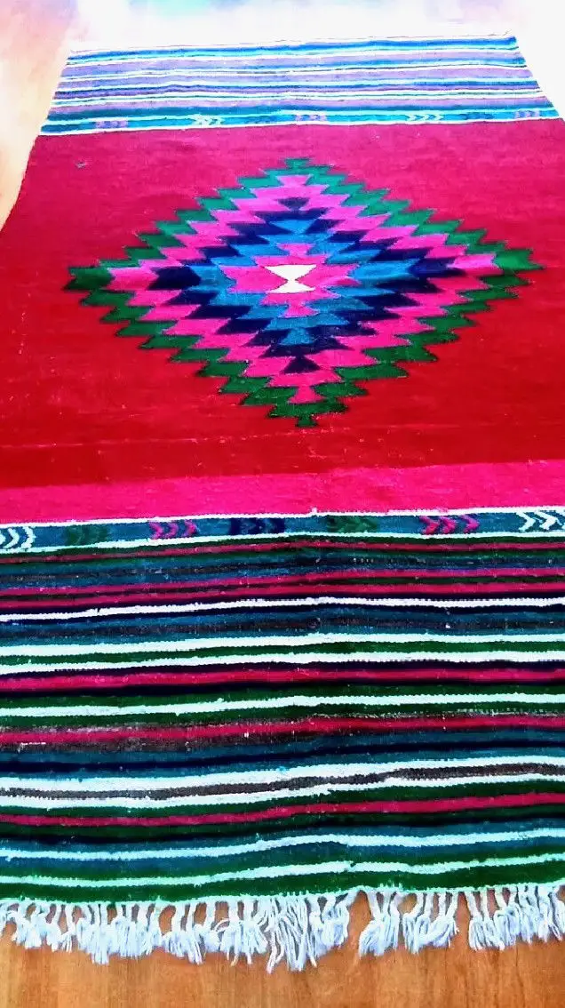 Renkli desenli el dokuma kilim