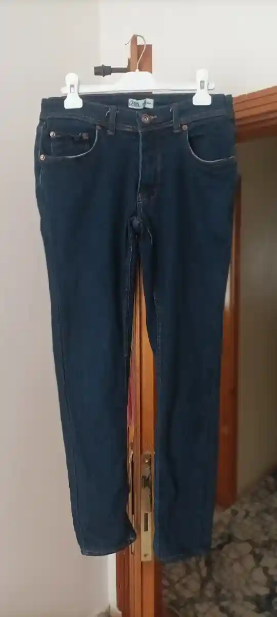 Koyu mavi renkli kot pantolon