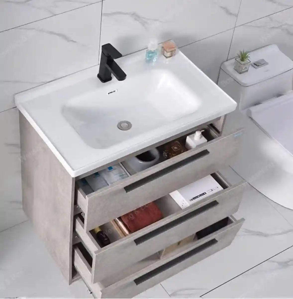 Modern banyo lavabosu ve dolabı