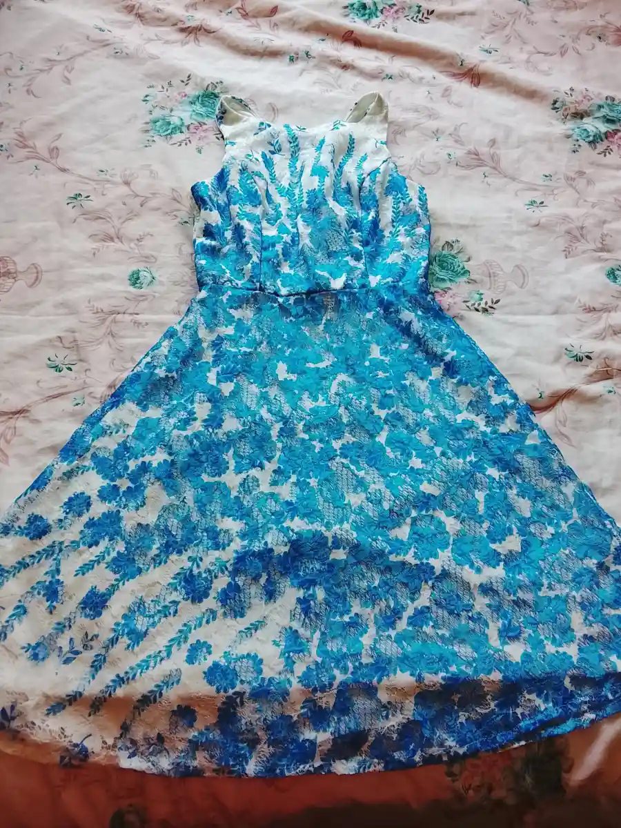 Mavi çiçek desenli yaz elbisesi