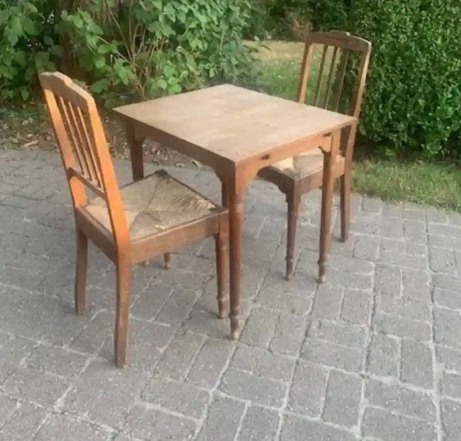 Eski ahşap masa ve sandalyeler