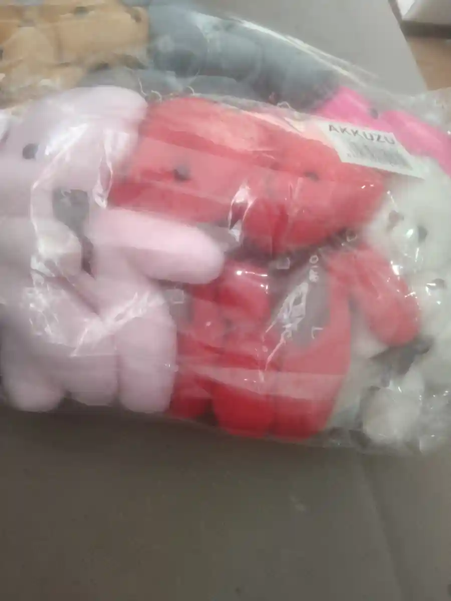 Renkli peluş ayı figürleri