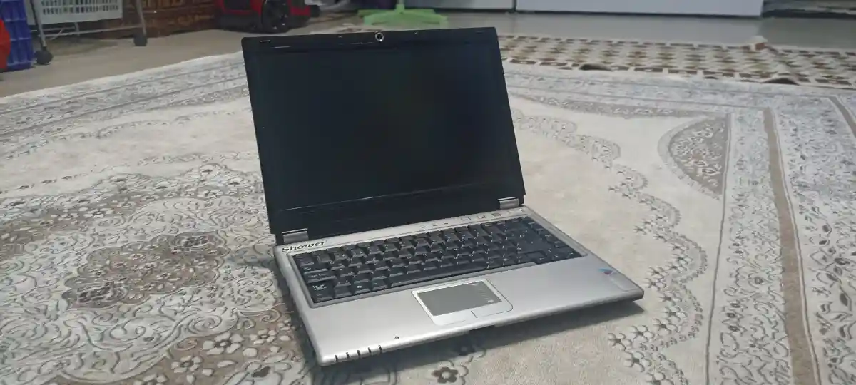 Gümüş renkli dizüstü bilgisayar