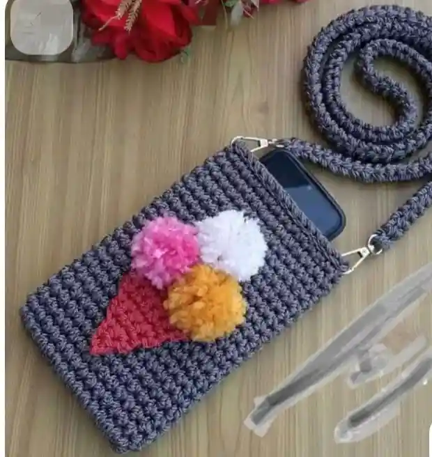 Renkli pomponlu örgü telefon çantası