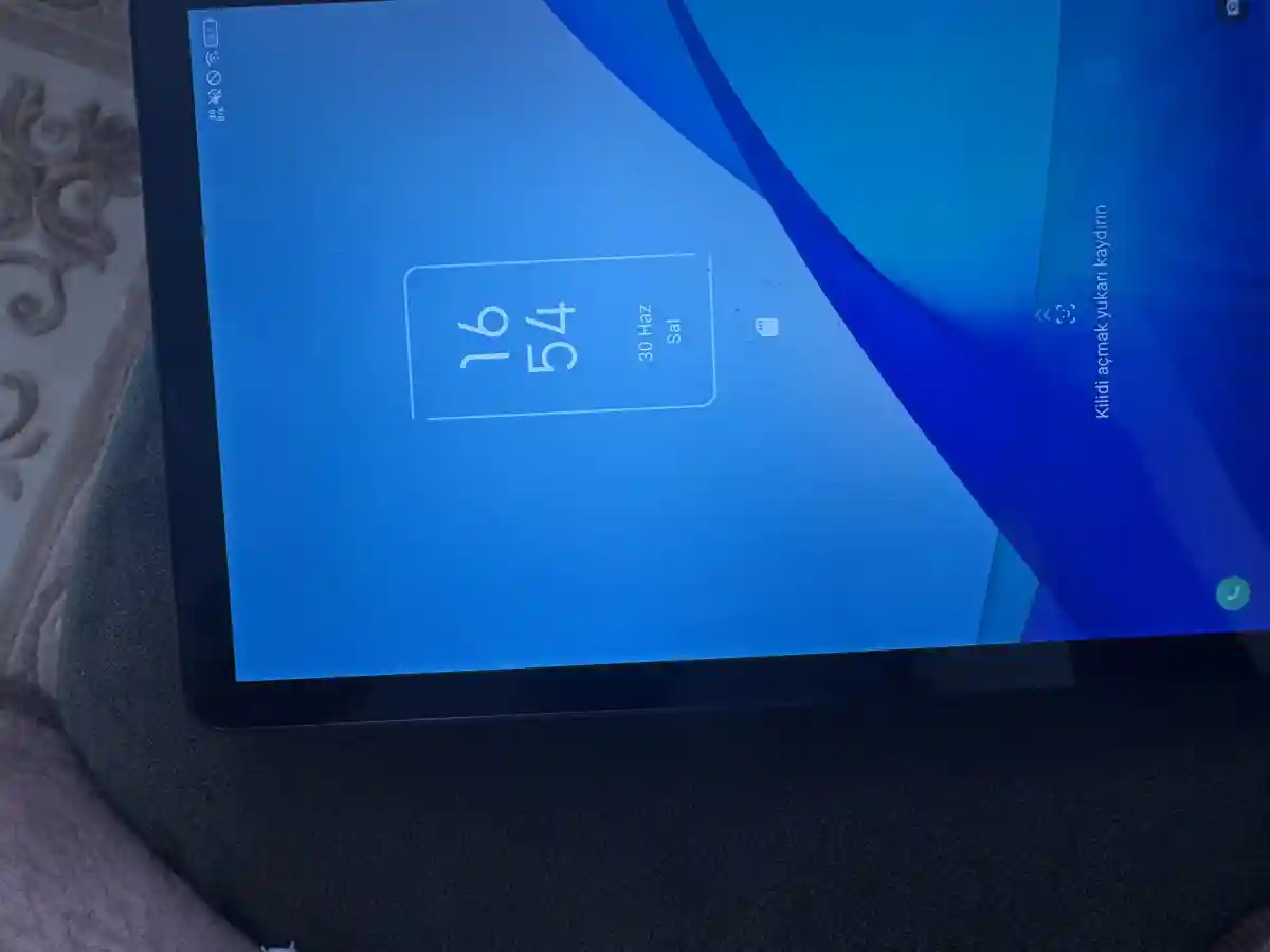Mavi ekranlı tablet ilan görseli