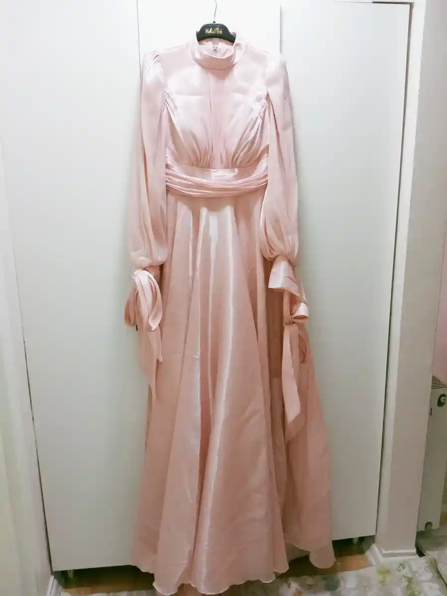 Pembe uzun elbise