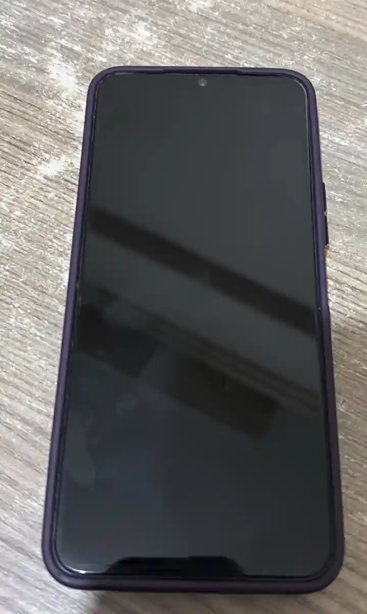 Siyah ekranlı akıllı telefon