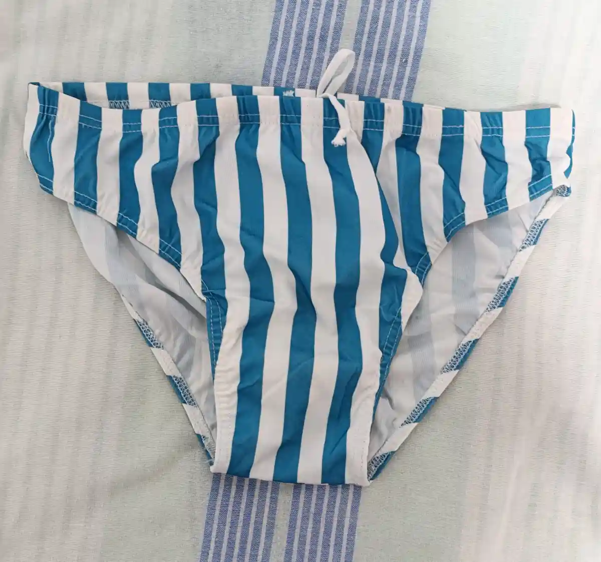 Erkek slip mayo. mavi ve beyaz çizgili.