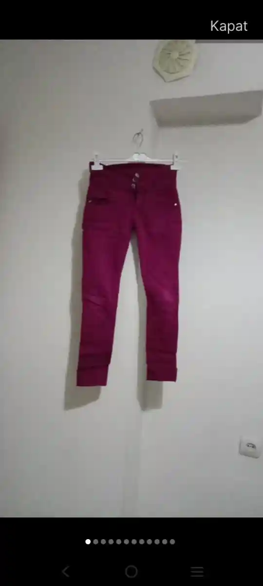 Kırmızı kadın pantolonu