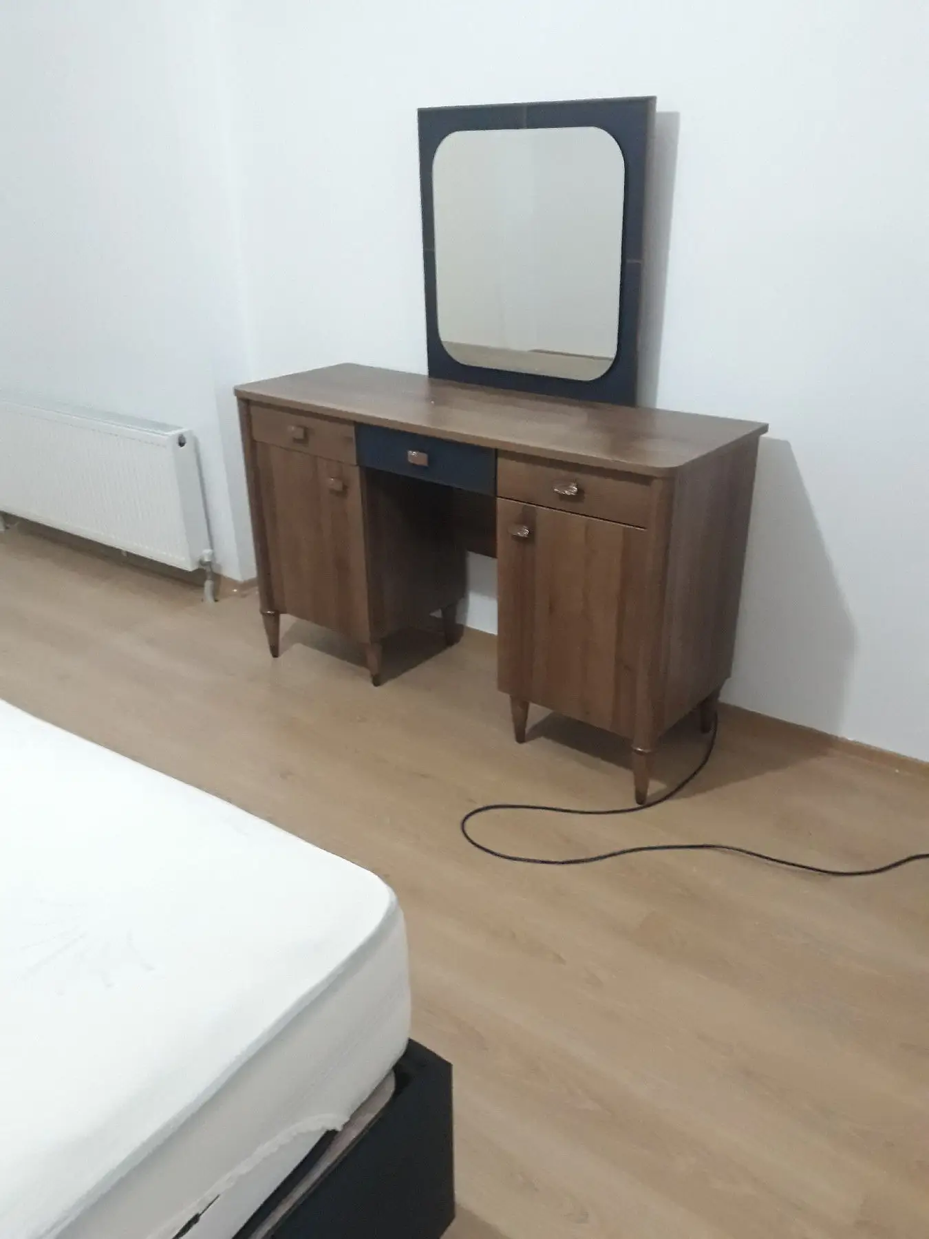 Ahşap makyaj masası ve aynası