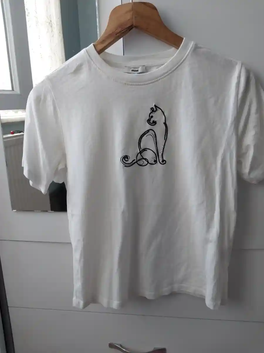 Kedi figürlü beyaz tişört