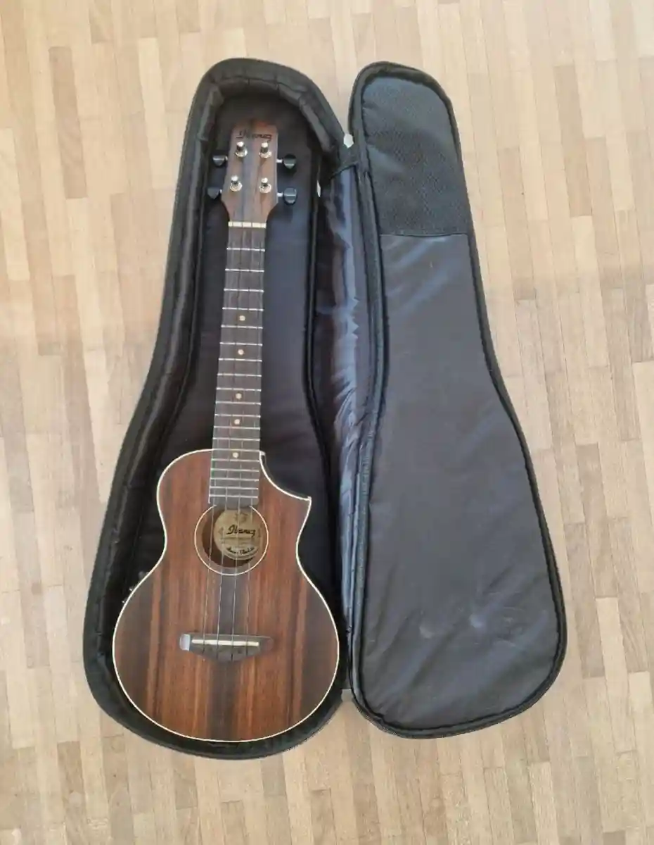 Ahşap ukulele ve çantası