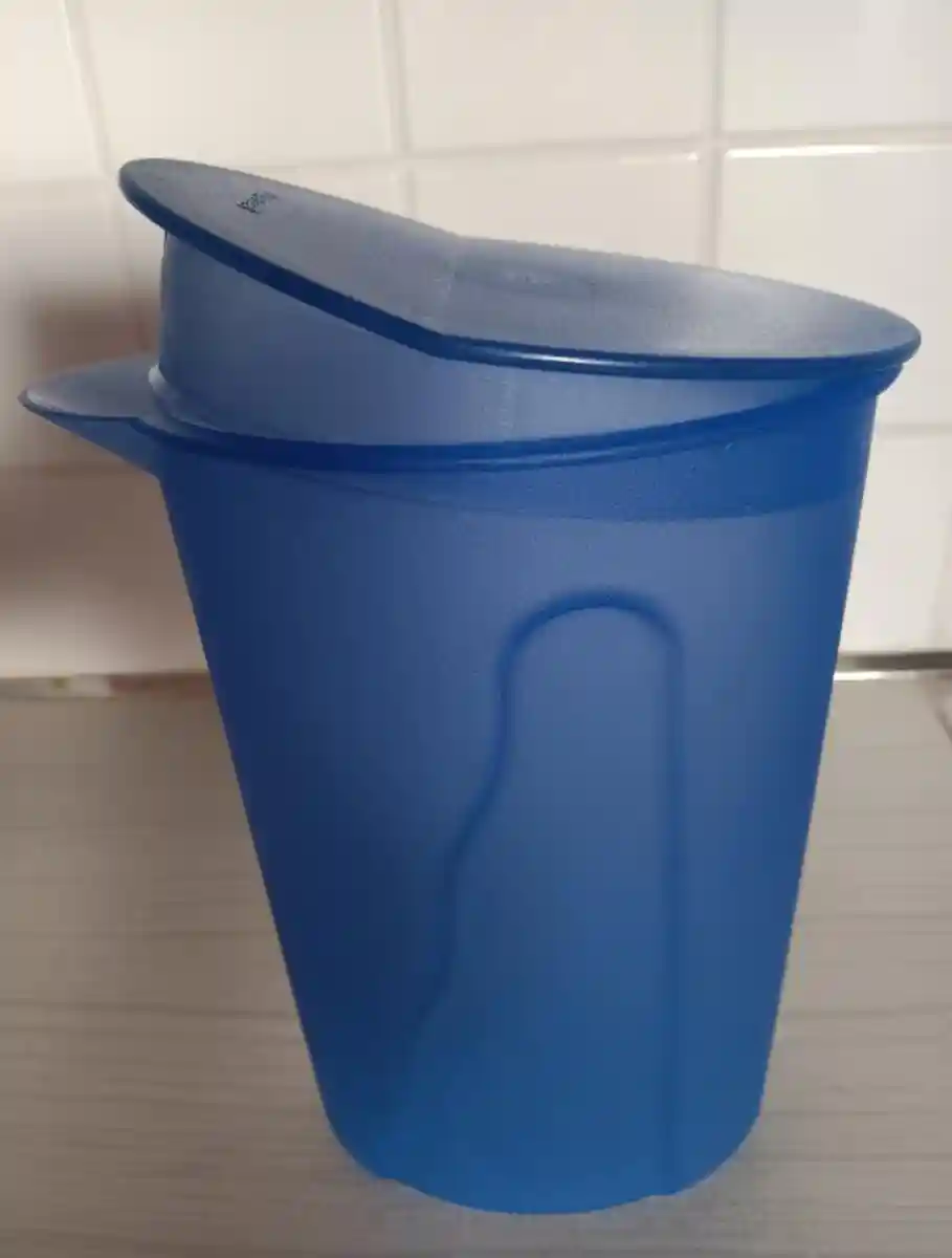 Mavi renkli plastik su sürahisi