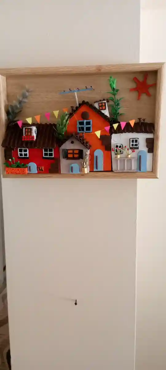 Renkli el yapımı dekoratif duvar panosu