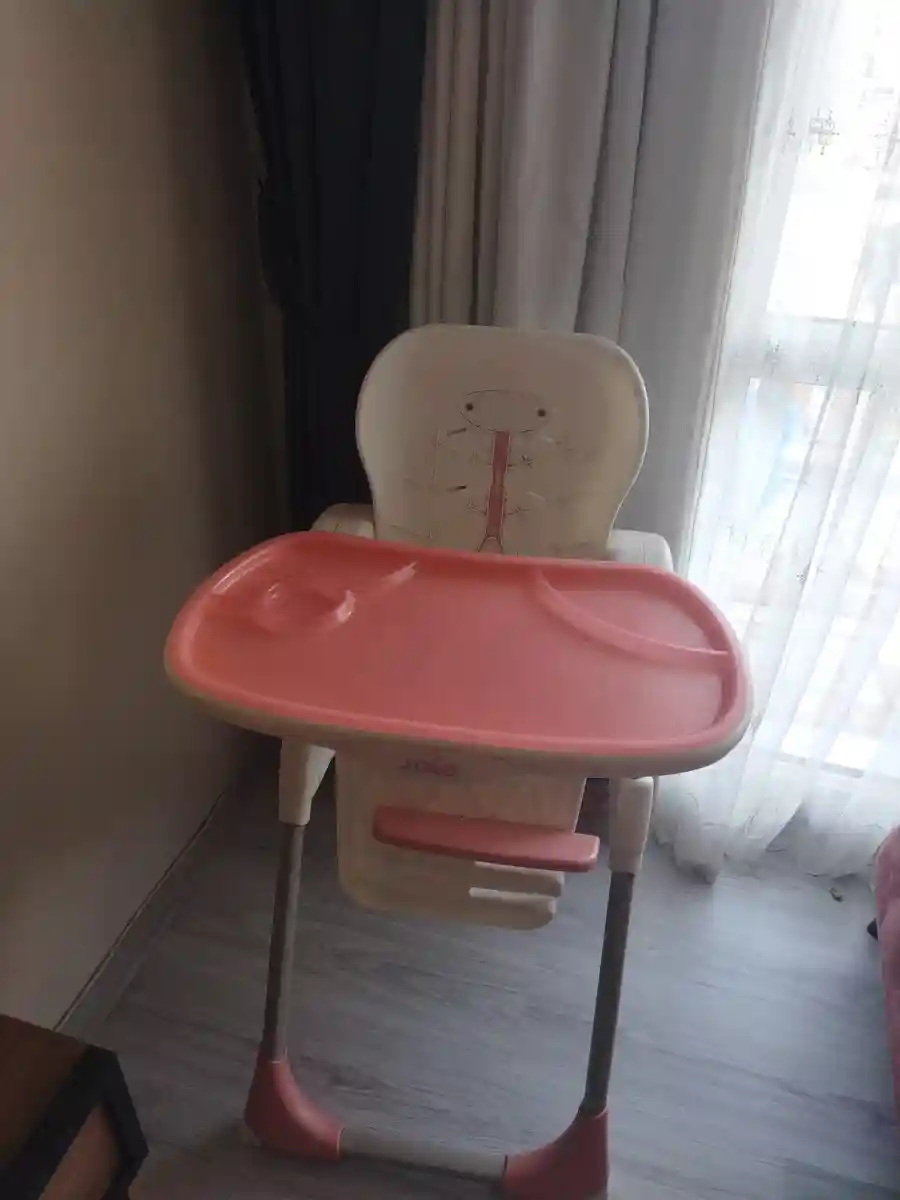 Pembe yüksek bebek sandalyesi
