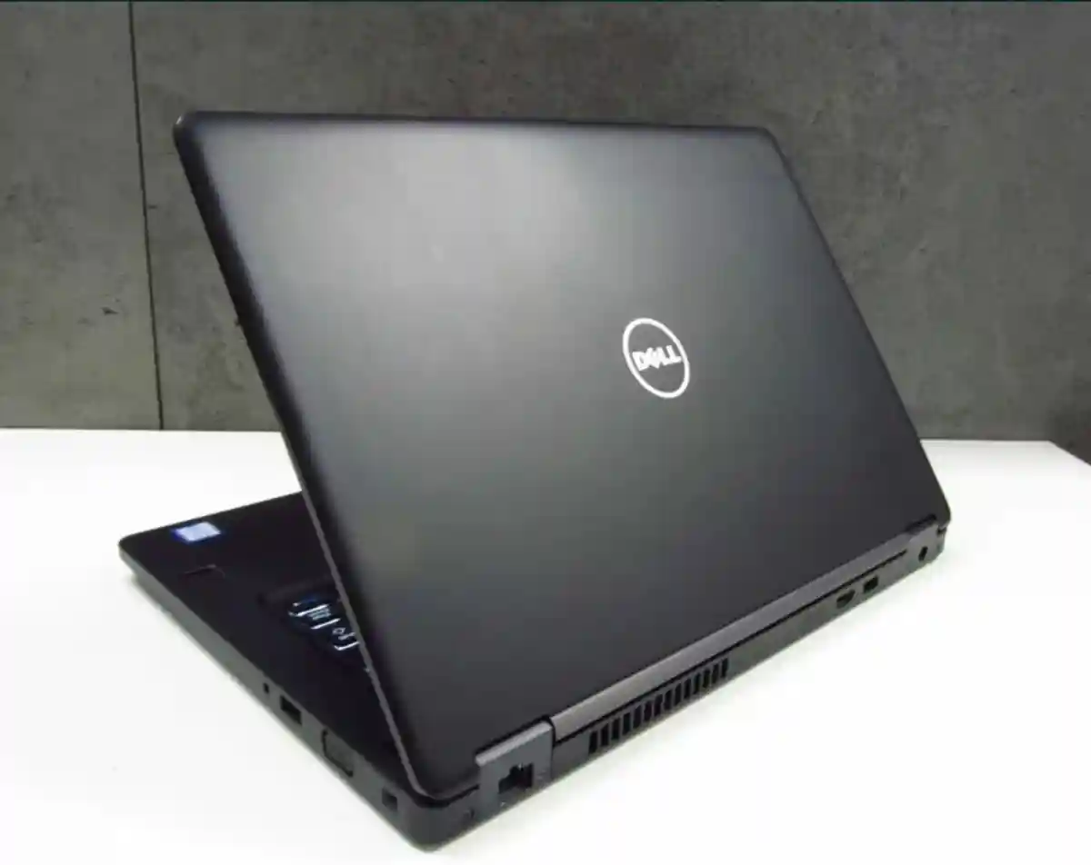 Dell markalı siyah dizüstü bilgisayar
