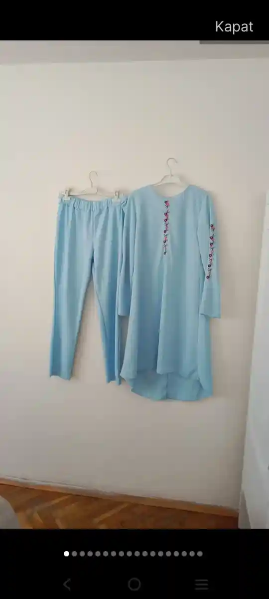 Mavi renkli elbise ve pantolon takımı