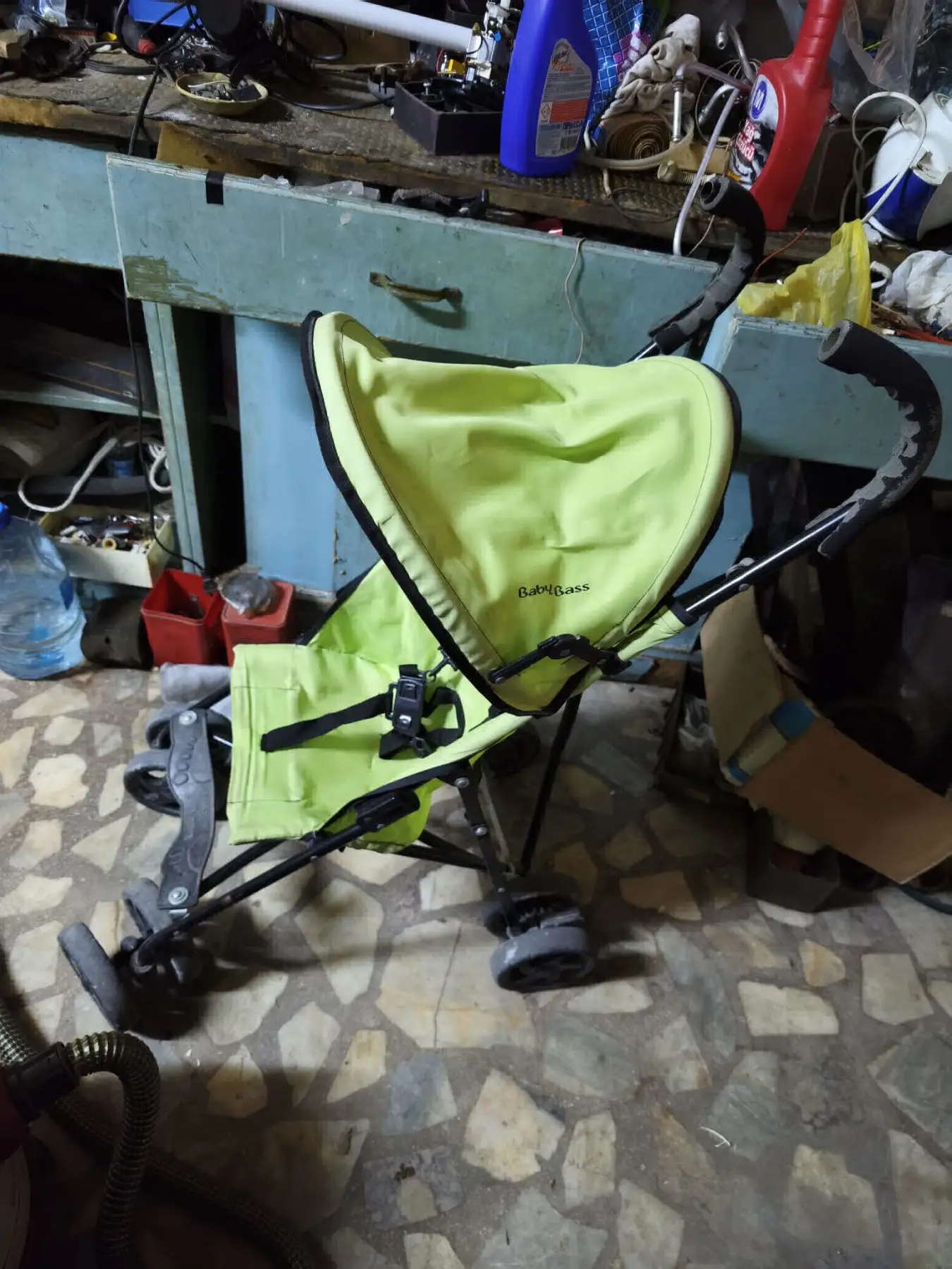 Yeşil katlanabilir bebek arabası
