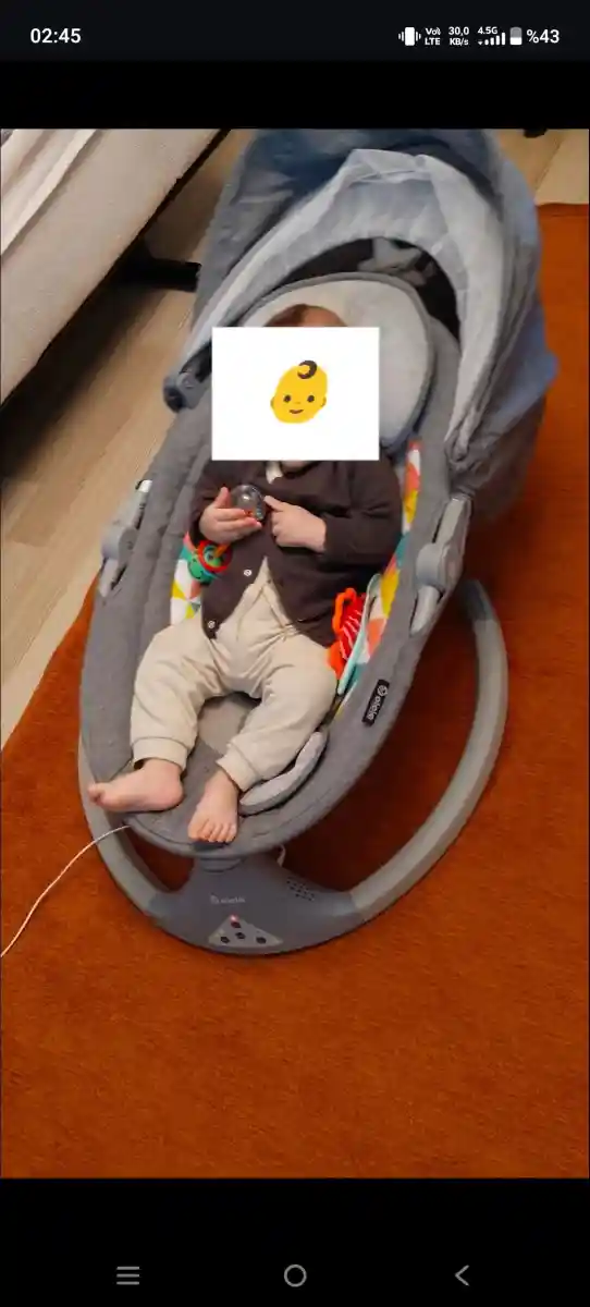 Renkli bebek salıncağı