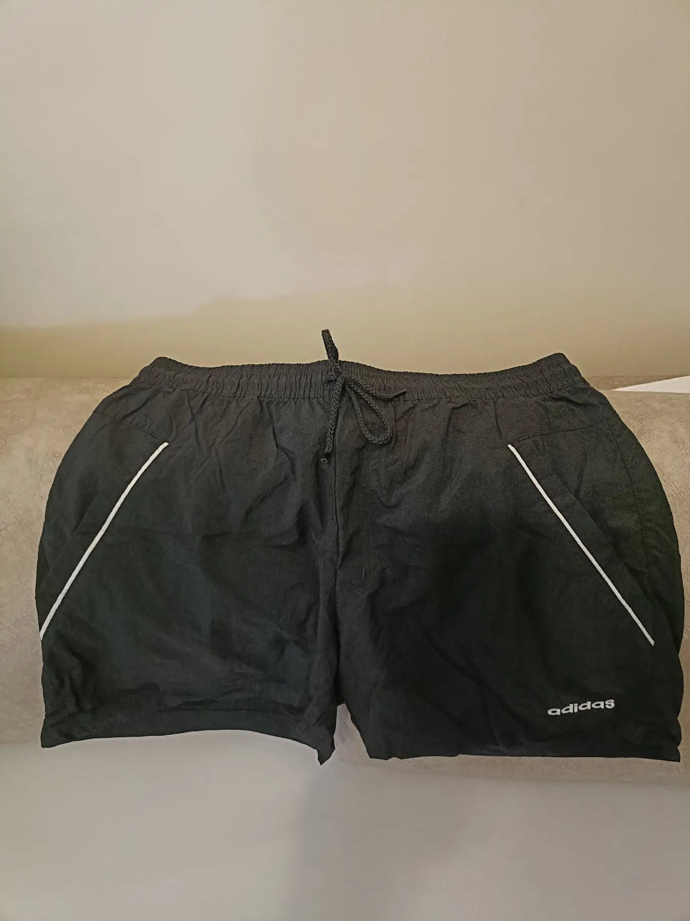 Adidas siyah deniz şortu ilan görseli