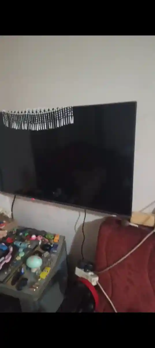 Siyah ekranlı televizyon ilan görseli