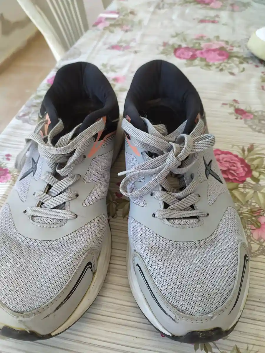 Gri renkli spor ayakkabı