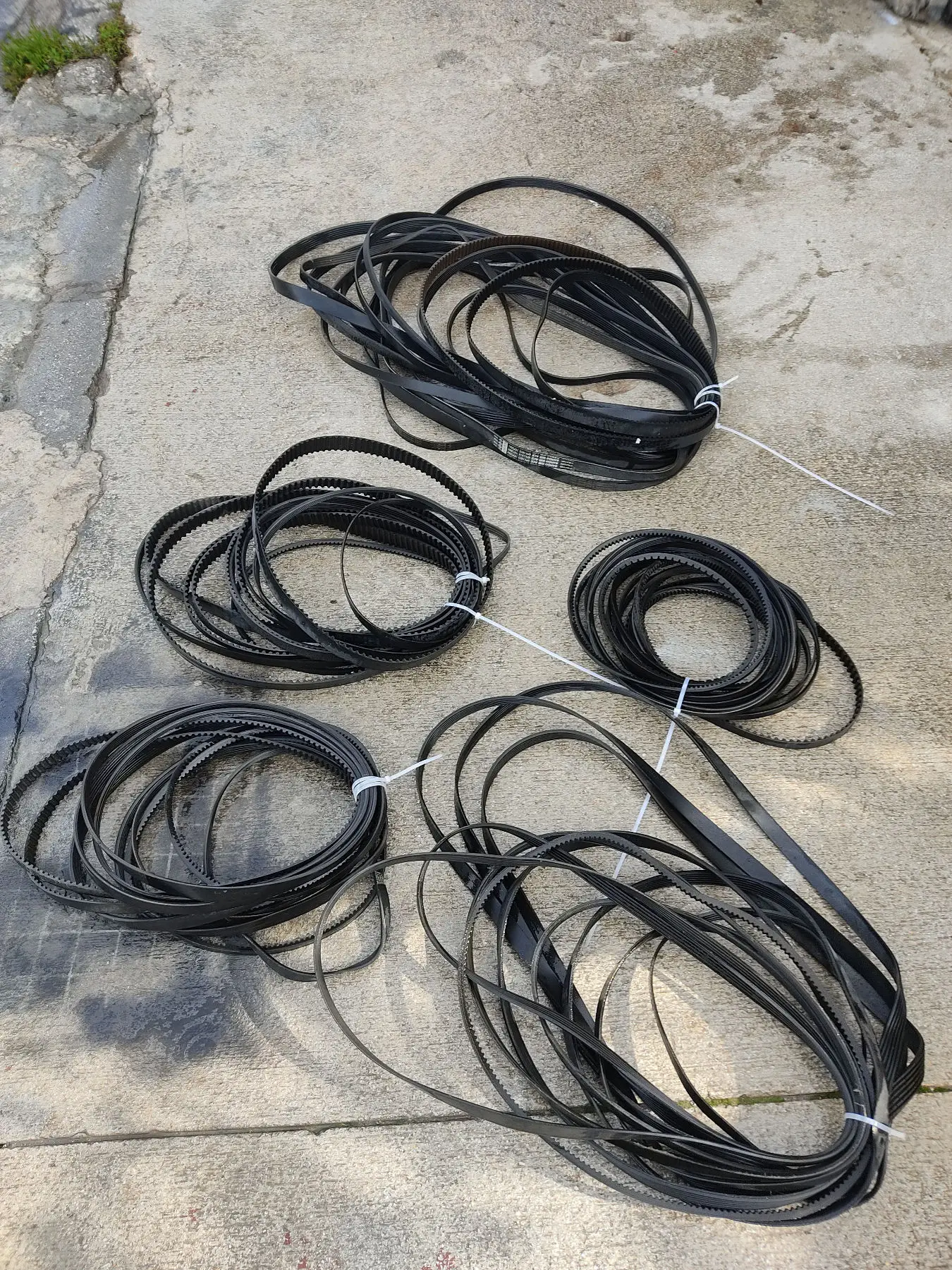 Motor ve benzeri̇ çalişan maki̇neleri̇ i̇çi̇n çok çeşi̇tli̇ ebatlarda kayiş ilan görseli