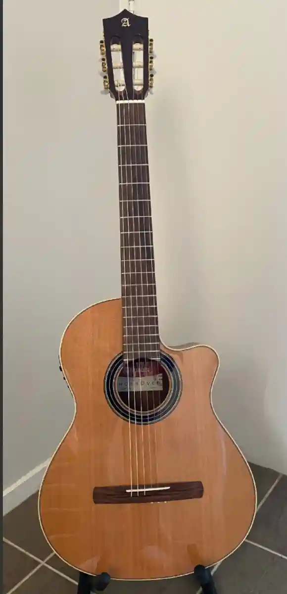 Ahşap akustik gitar ilan görseli